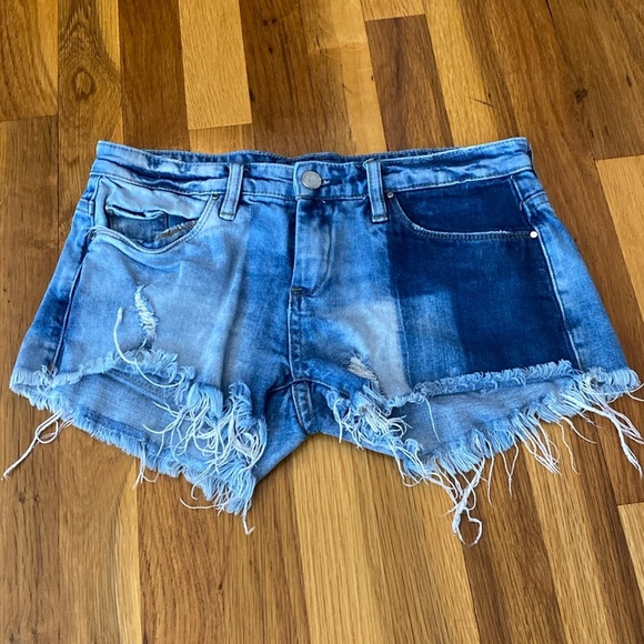 Blank NYC women’s Blue Distressed Denim Shorts Size 25